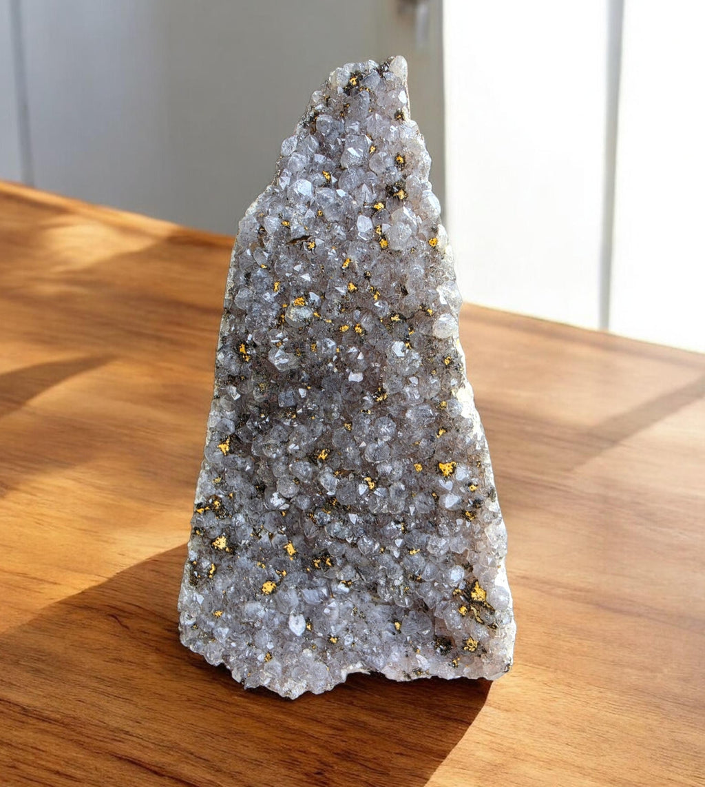 Drusa amatistada con inclusiones minerales doradas