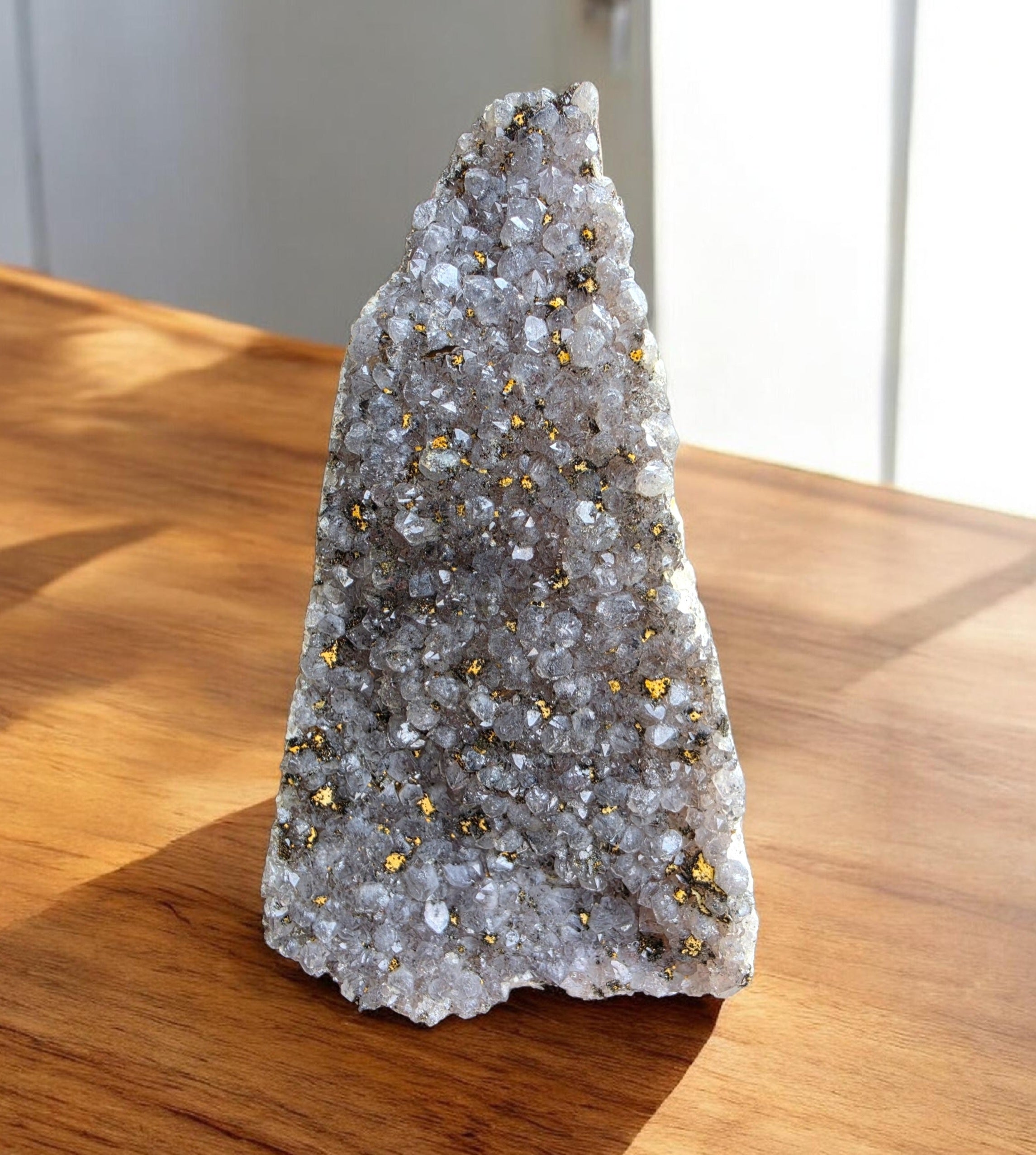 Drusa amatistada con inclusiones minerales doradas