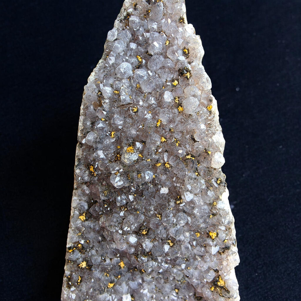 Drusa amatistada con inclusiones minerales doradas