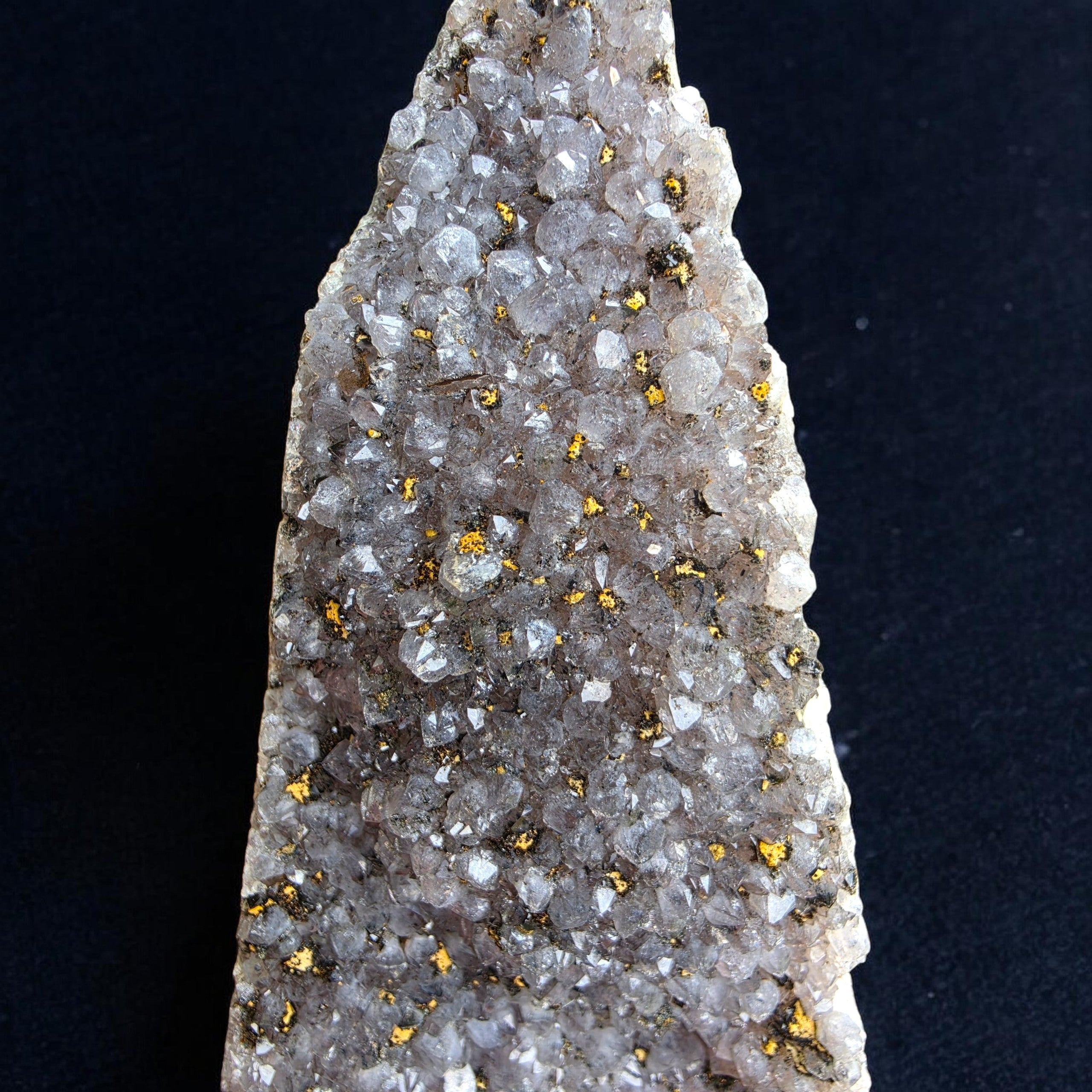Drusa amatistada con inclusiones minerales doradas