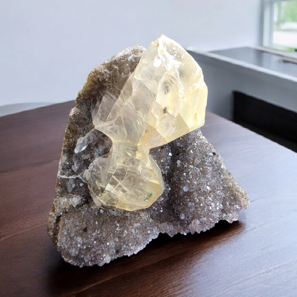 Amatista natural con calcita sobre drusa