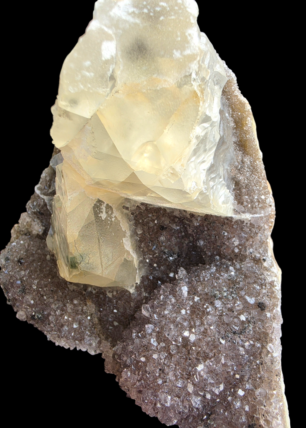Amatista natural con calcita sobre drusa