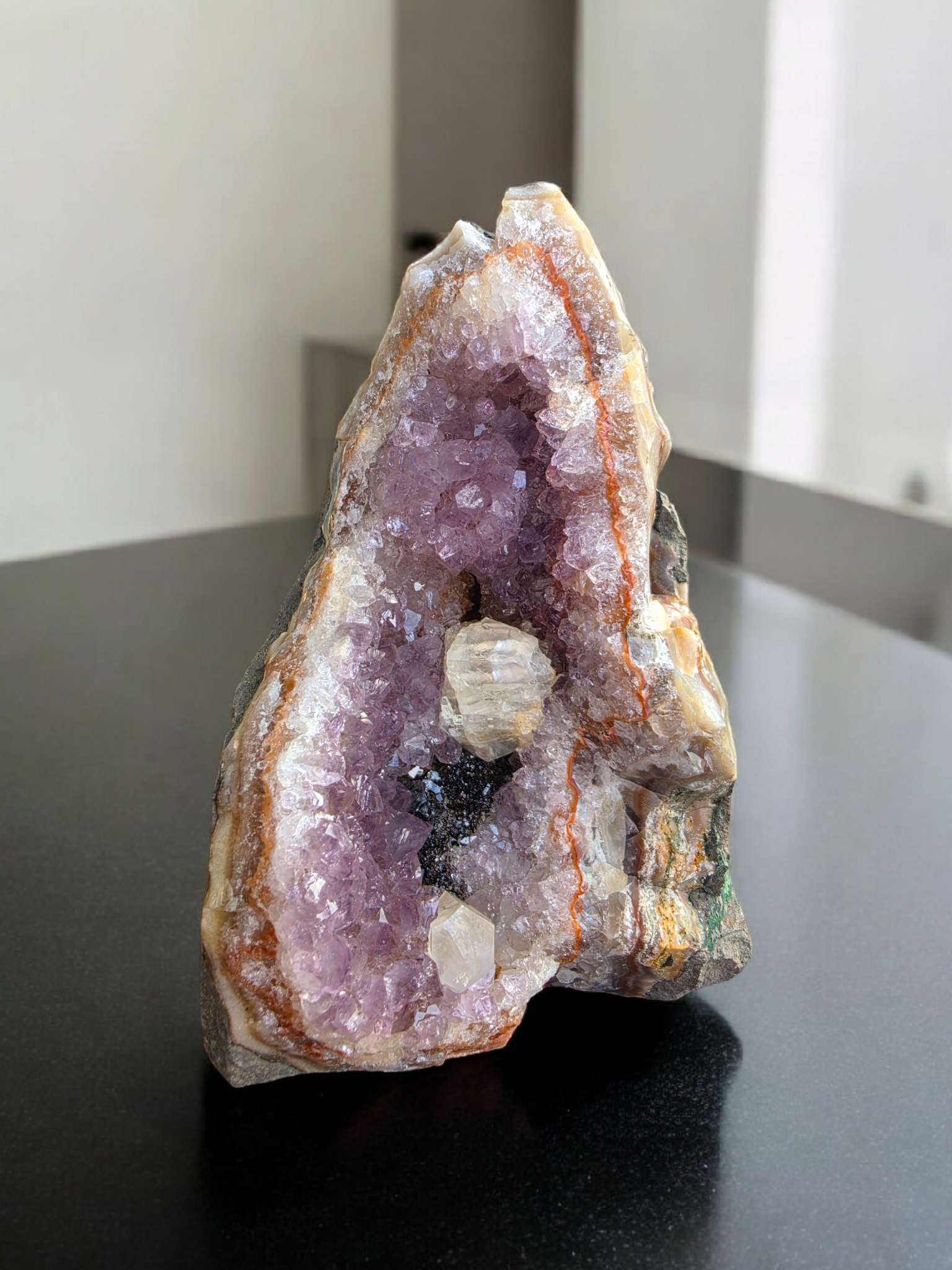 Capilla de Amatista Natural con inclusiones minerales