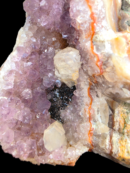 Capilla de Amatista Natural con inclusiones minerales