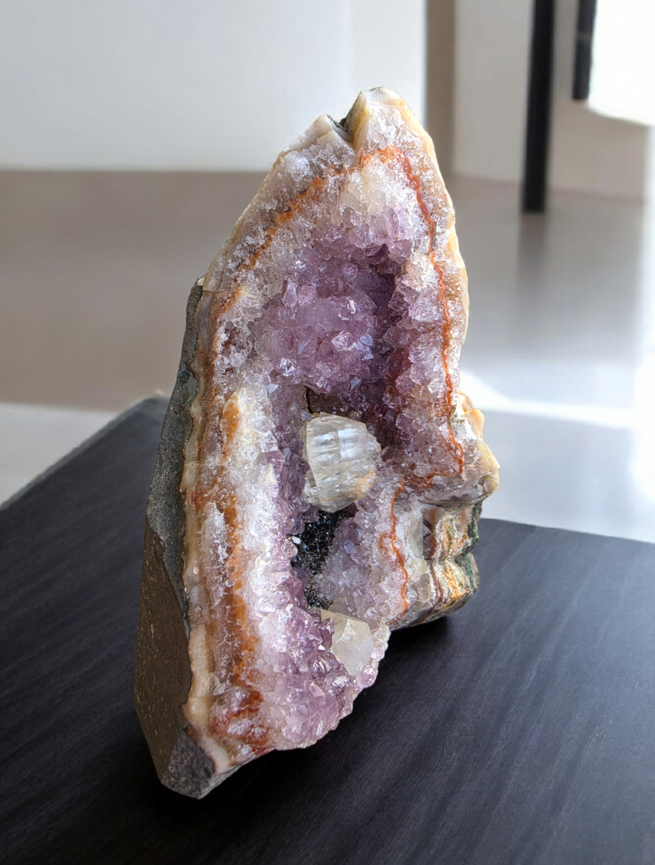 Capilla de Amatista Natural con inclusiones minerales