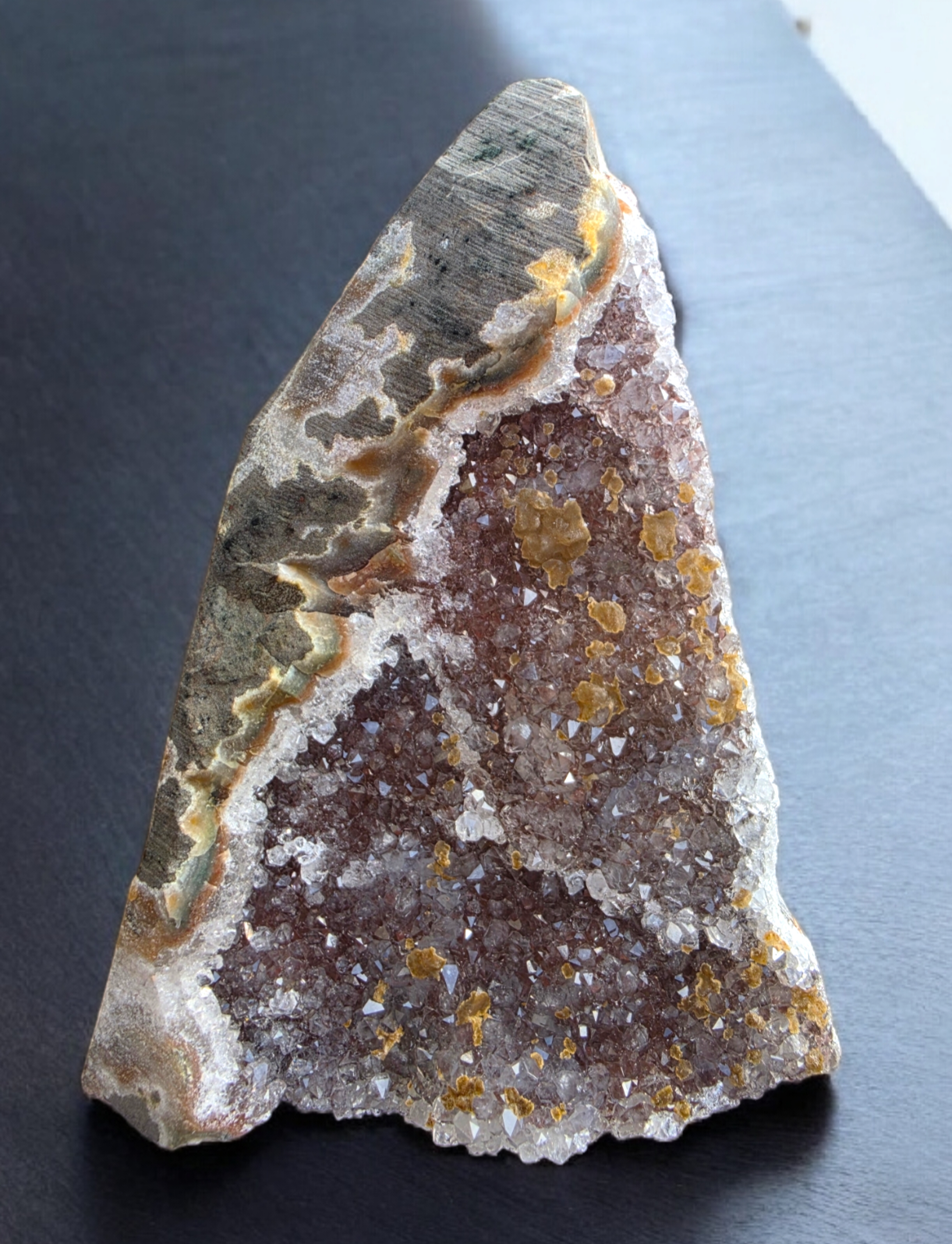 Drusa de amatista natural con inclusiones