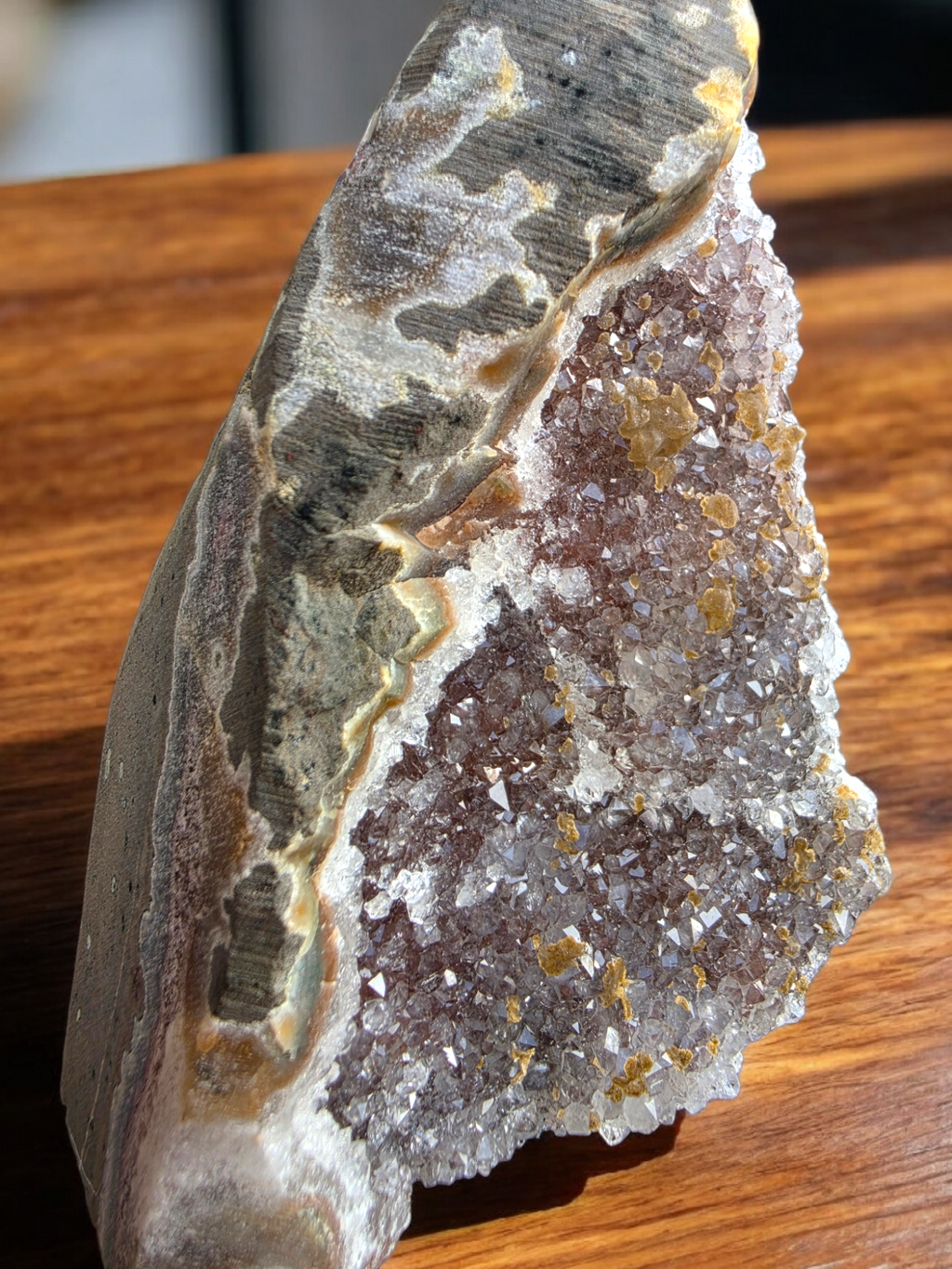 Drusa de amatista natural con inclusiones