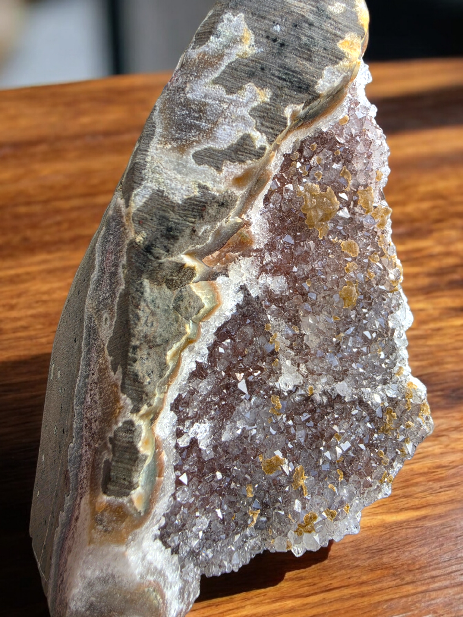 Drusa de amatista natural con inclusiones