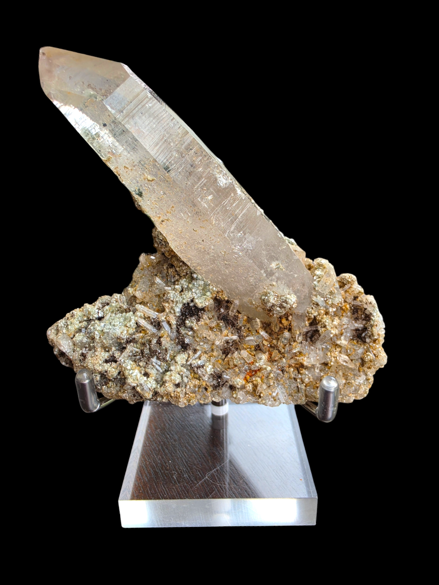 Punta de cuarzo natural sobre matriz mineralizada