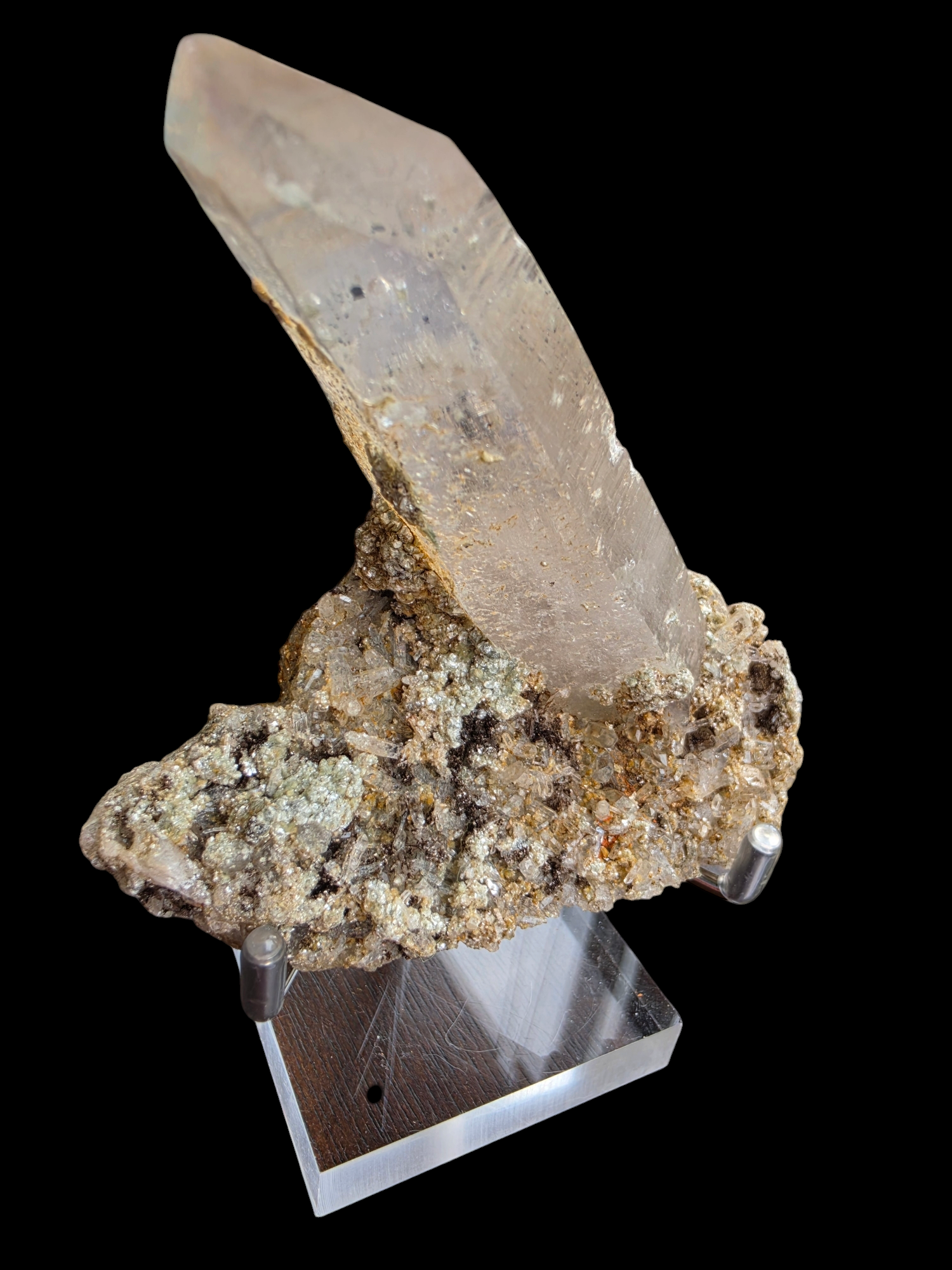 Punta de cuarzo natural sobre matriz mineralizada