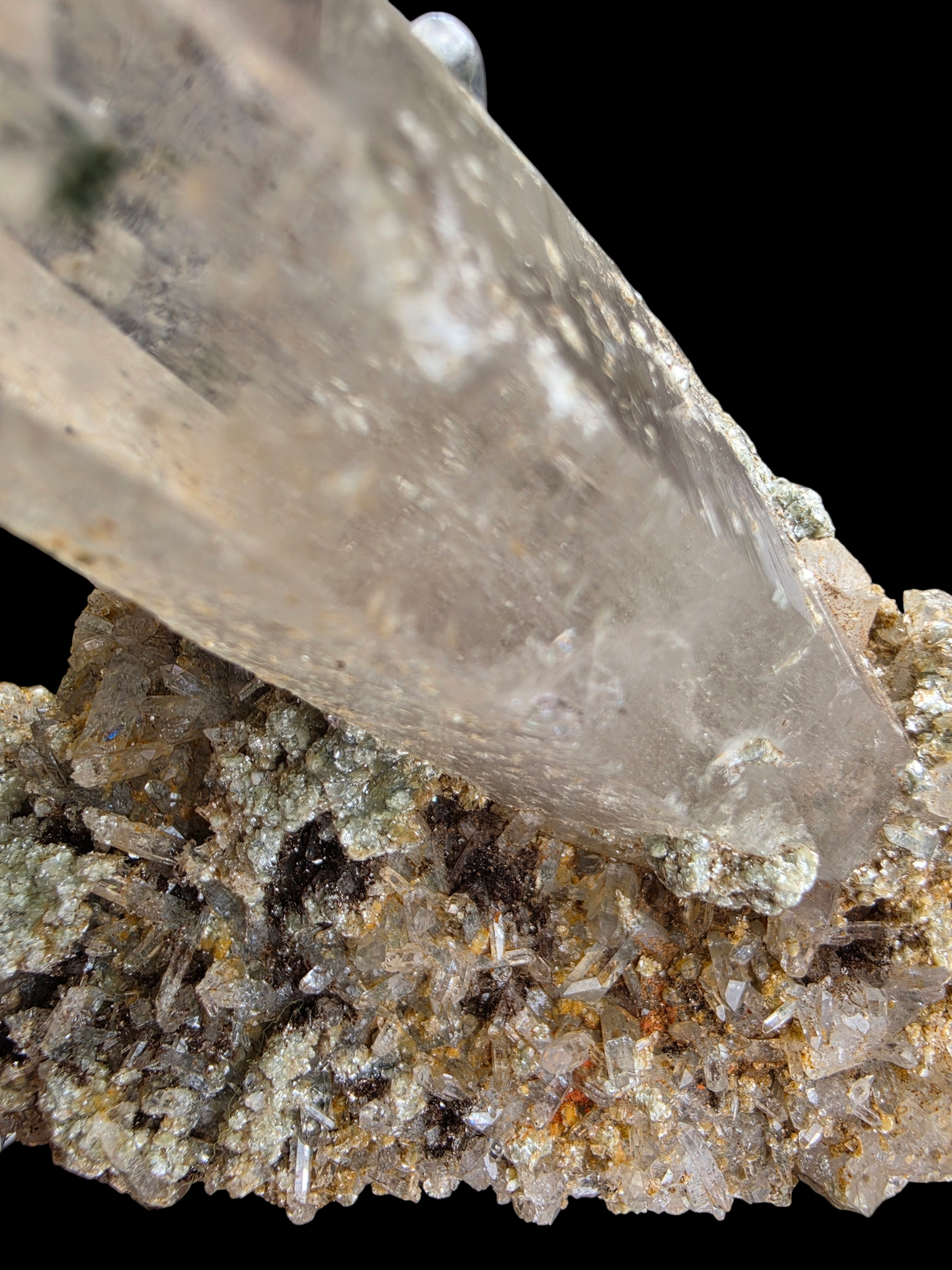 Punta de cuarzo natural sobre matriz mineralizada